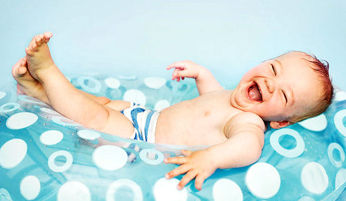 10 consejos para mejorar la relación de los bebés con el agua