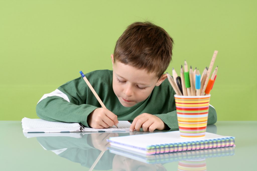 Diez consejos prácticos para que los niños hagan sus deberes
