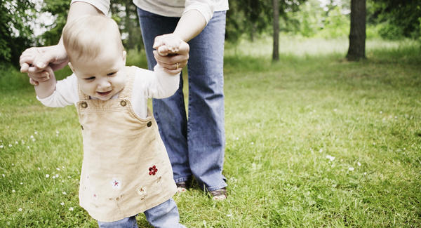 Cuándo comienzan a caminar los bebés: sus primeros pasos