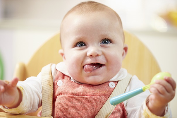 ¿Puedo darle cereal de arroz con una cuchara a mi bebé de tres meses?