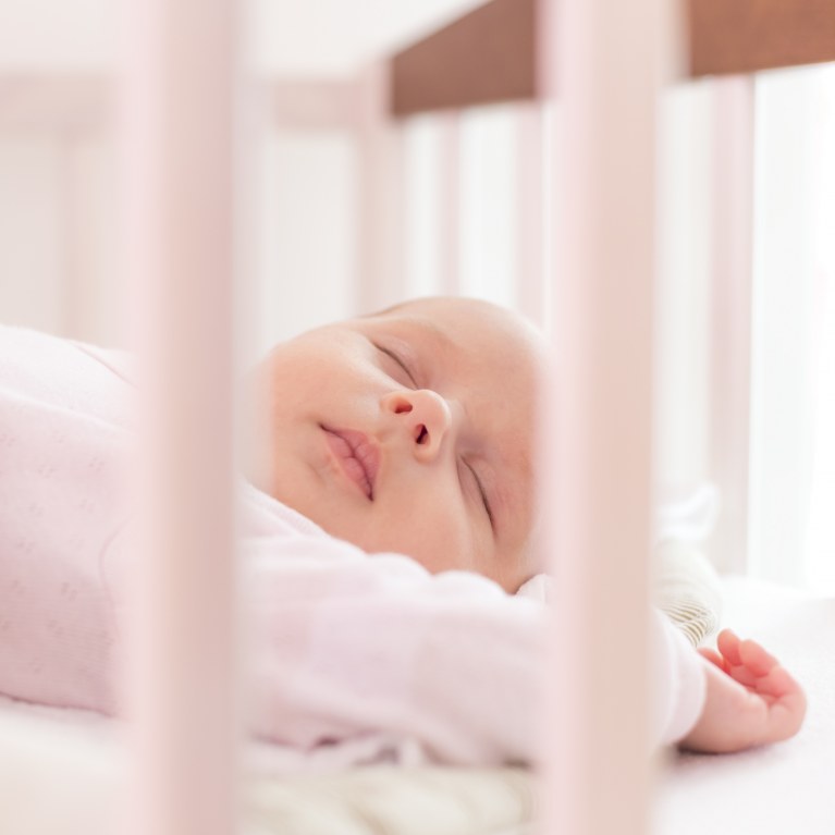 9 consejos para prevenir sustos cuando nuestro bebé duerme