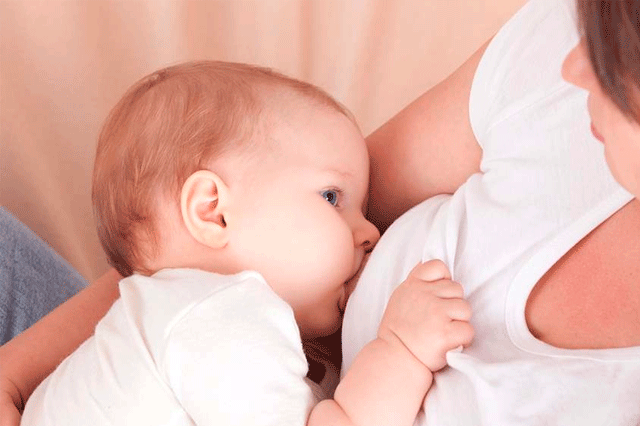 beneficios que tiene la leche materna en el desarrollo del bebé